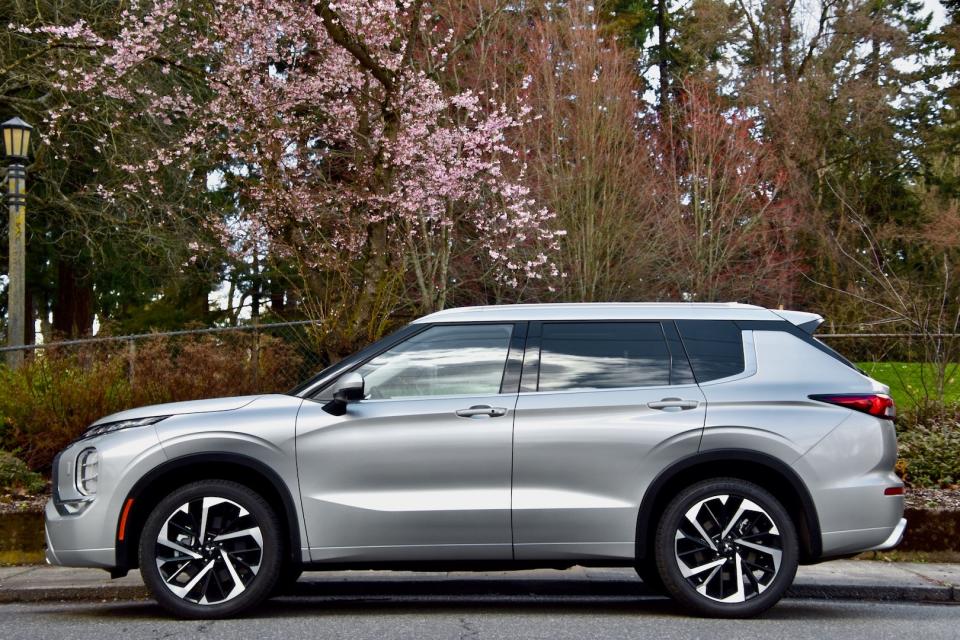 2023 Mitsubishi Outlander SEL S-AWC side