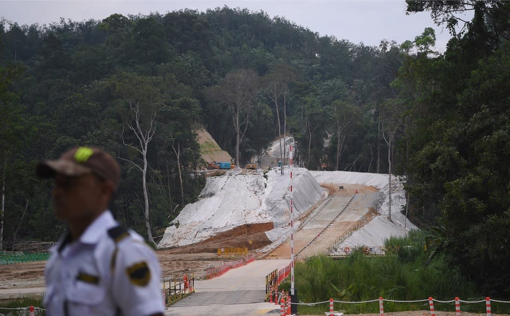 The ECRL is a joint venture between MRL and China Communications Construction Company (CCCC), who yesterday signed a memorandum of understanding pertaining to a portion of the ECRL in Terengganu, with state-owned Terengganu Incorporated.  — Bernama pic