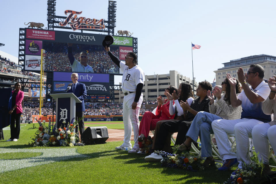 El venezolano Miguel Cabrera de los Tigres de Detroit saluda a la afición durante la ceremonia para celebrar su carrera antes del juego ante los Guardianes de Cleveland el sábado 30 de septiembre del 2023. (AP Foto/Paul Sancya)