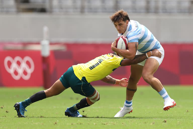 Luciano González es tackleado por Maurice Longbottom durante el partido que disputan Argentina y Australia en debut del Seven en Tokio 2020.