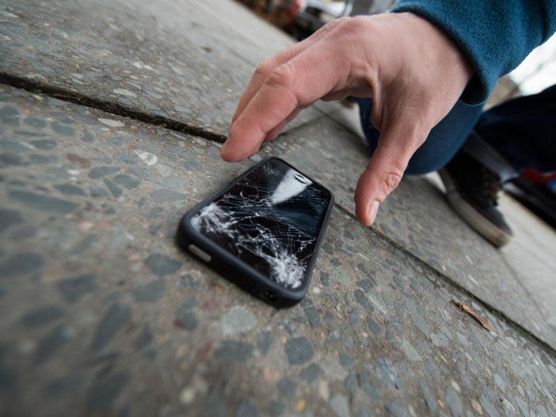 Typischer Unfall: Ein Sturz auf den Asphalt - schon ist das Smartphone-Display kaputt. Foto: Franziska Gabbert