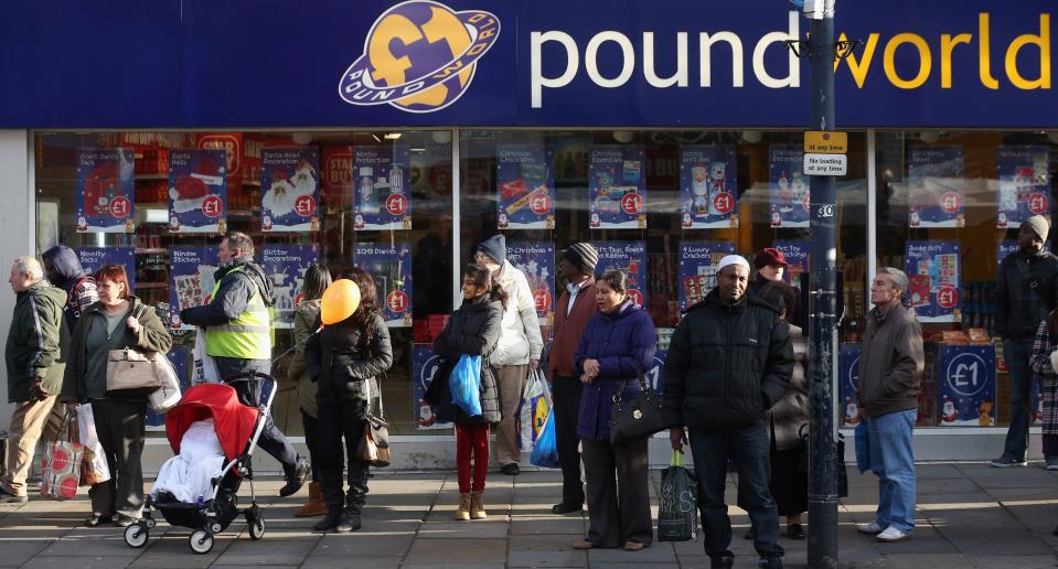 Peatones frente a una de las más de 300 tiendas que la cadena Poundworld tiene en el Reino Unido