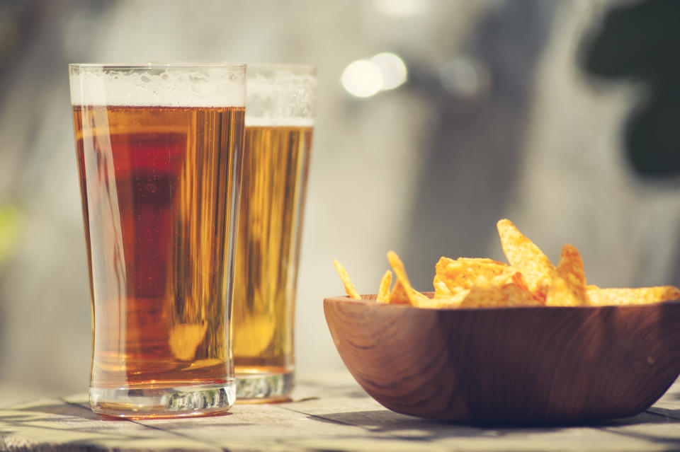 Die Bier- und Chipsherstellung können so miteinander verknüpft werden, dass sie weit weniger klimaschädliche Emissionen verursachen. Foto: Symbolbild / gettyimages / Dias Studio