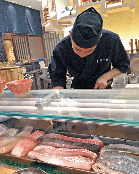 「侘寂•鮨處」壽司師傅指馬肉由日本空運直送，但未提及是否經批准入口。