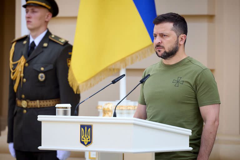 Esta foto tomada y publicada por el Servicio de Prensa Presidencial de Ucrania muestra al Presidente Volodymyr Zelensky participando en la ceremonia de entrega de órdenes y otros premios estatales a los militares y a los miembros de las familias de los soldados caídos en Kiev el 7 de agosto de 2022, con motivo del Día de la Fuerza Aérea de Ucrania.