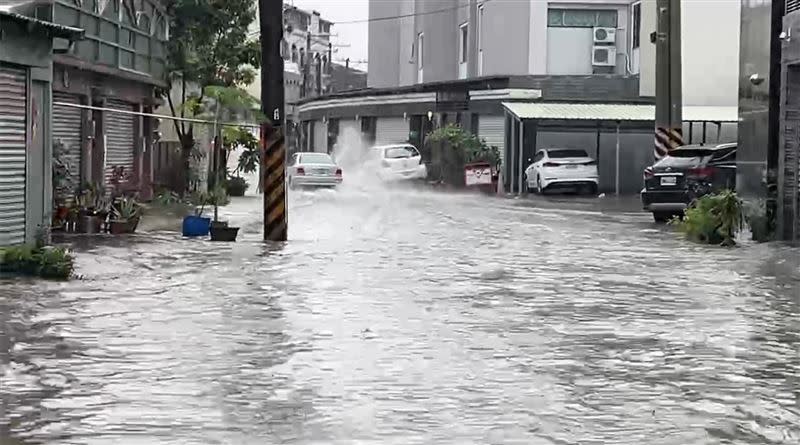 中央氣象局針對南高屏發布大雷雨即時訊息，台南仁德區因瞬間大雨出現積水。（圖／翻攝畫面）