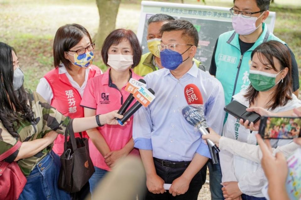 地方民代聯手爭取南台中淨水場等烏溪伏流水開發工程，希望穩定台中供水。（記者黃俊昇攝）