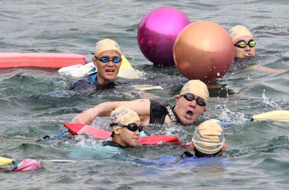 前總統馬英九昨日穿著黑紅泳衣九度下水挑戰，以二小時五十分成績順利完成賽事。（記者陳金龍攝）