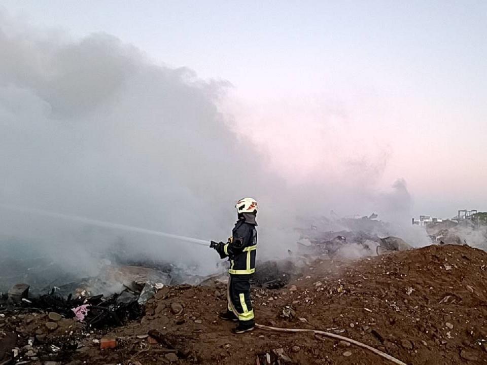 嘉義市湖子內環保用地火警，目前仍在冒煙悶燒中。環保局呼籲民眾注意空氣品質狀況，做好自我防護。（圖：嘉義市消防局提供）