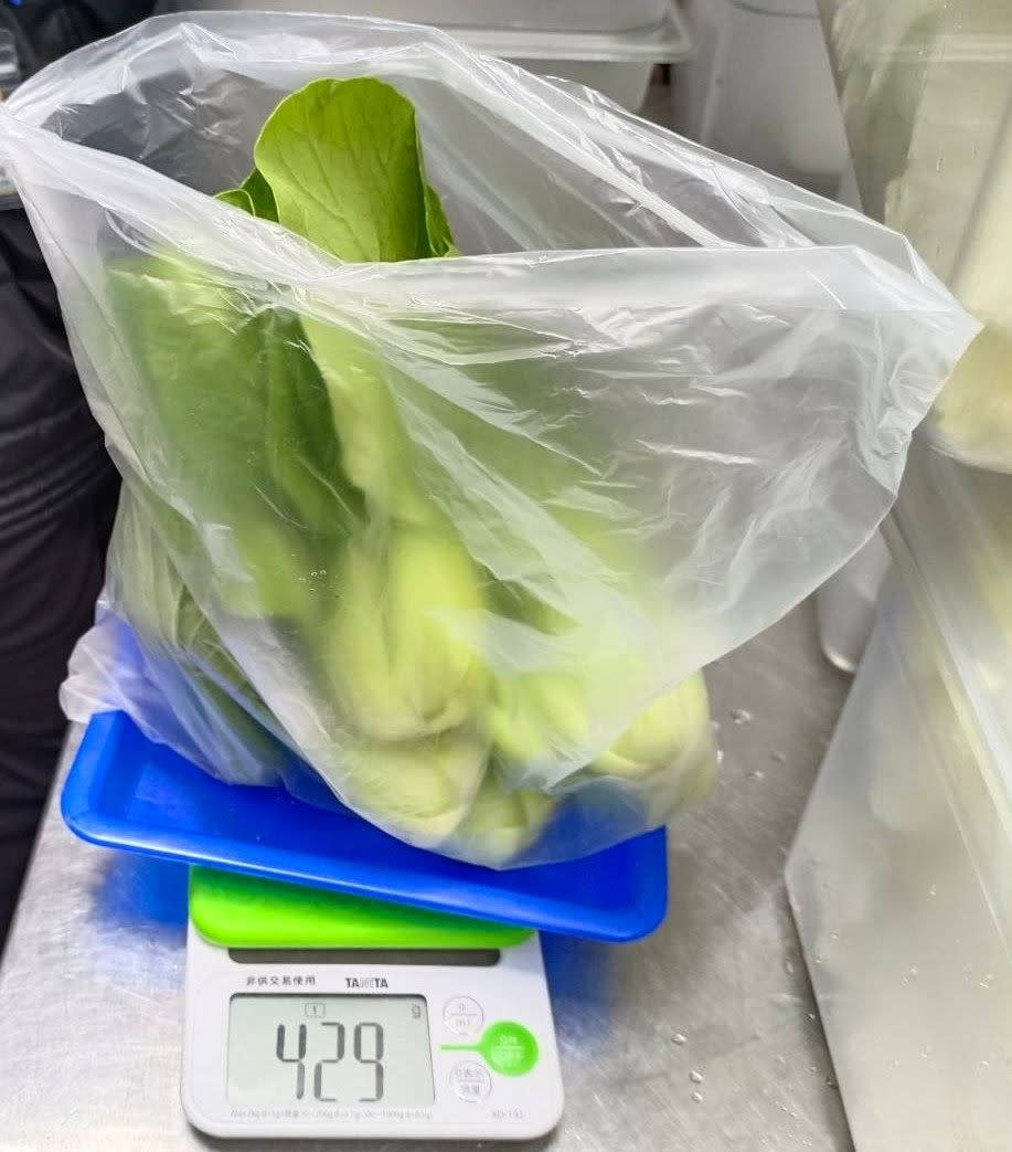 無老鍋西門町店的青江菜，被驗出殺蟲劑脫芬瑞0.9ppm，超過標準值0.5ppm以下。北市衛生局提供