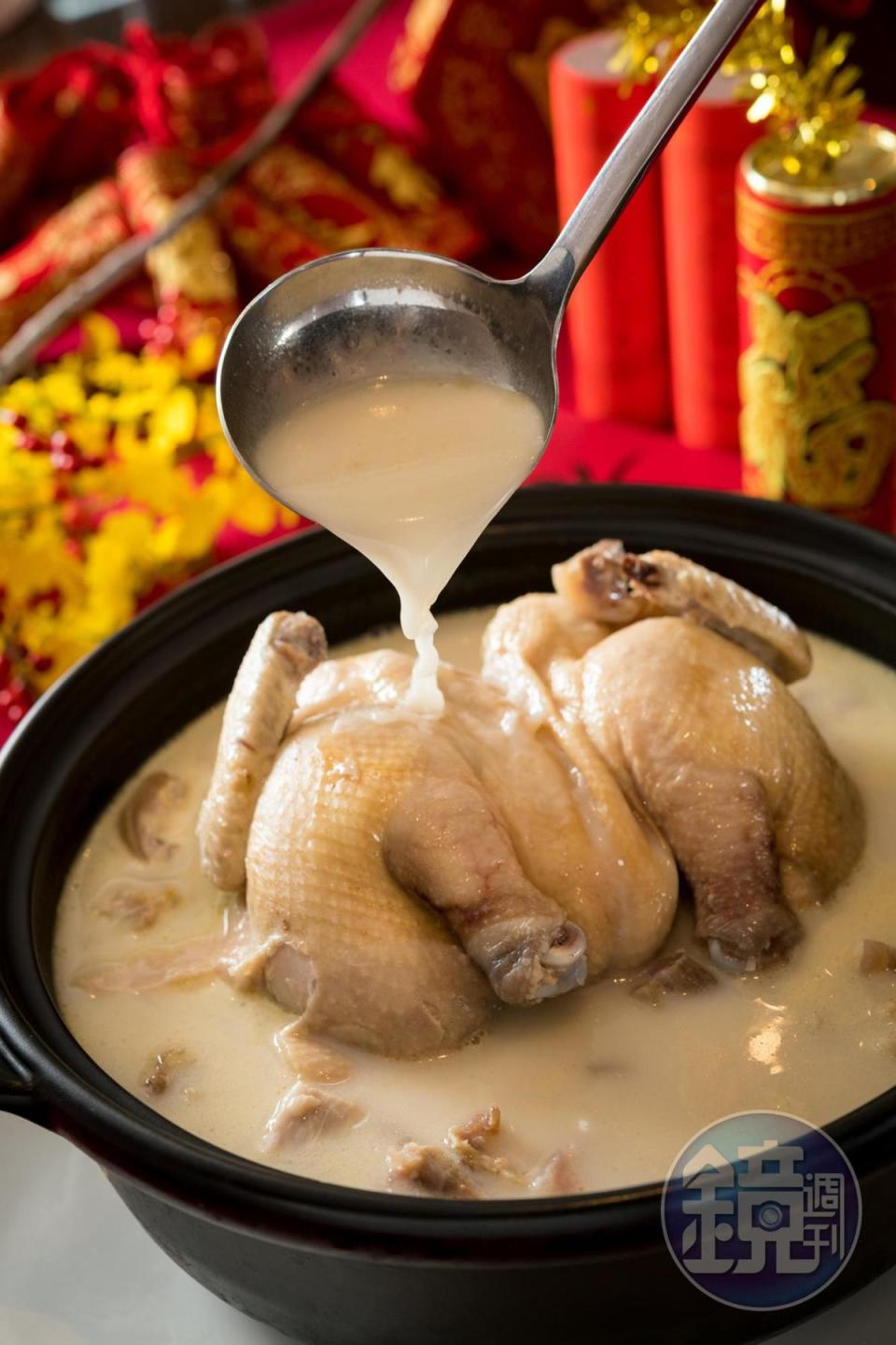 招牌湯品「砂鍋一品雞」，以細火慢燉出甘美湯頭，喝來通體舒暢。（3,800元／鍋，需3天前預訂）
