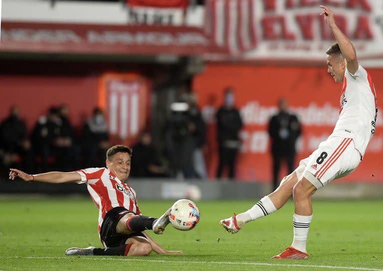 Escena del partido que disputan Estudiantes y River Plate