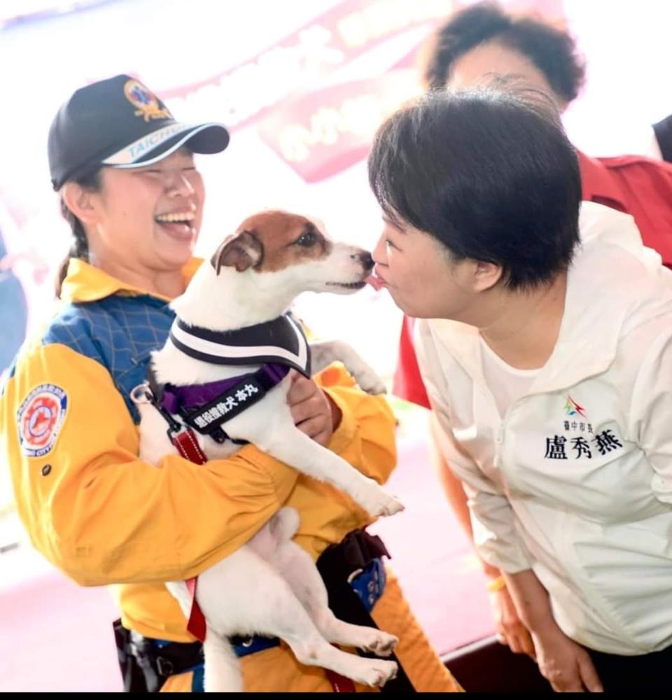 台中搜救大隊的3隻搜救犬退役，  盧秀燕主持畢業典禮，向這批狗狗喊話「任務結束！現在開始盡情玩吧！」（台中市政府提供）