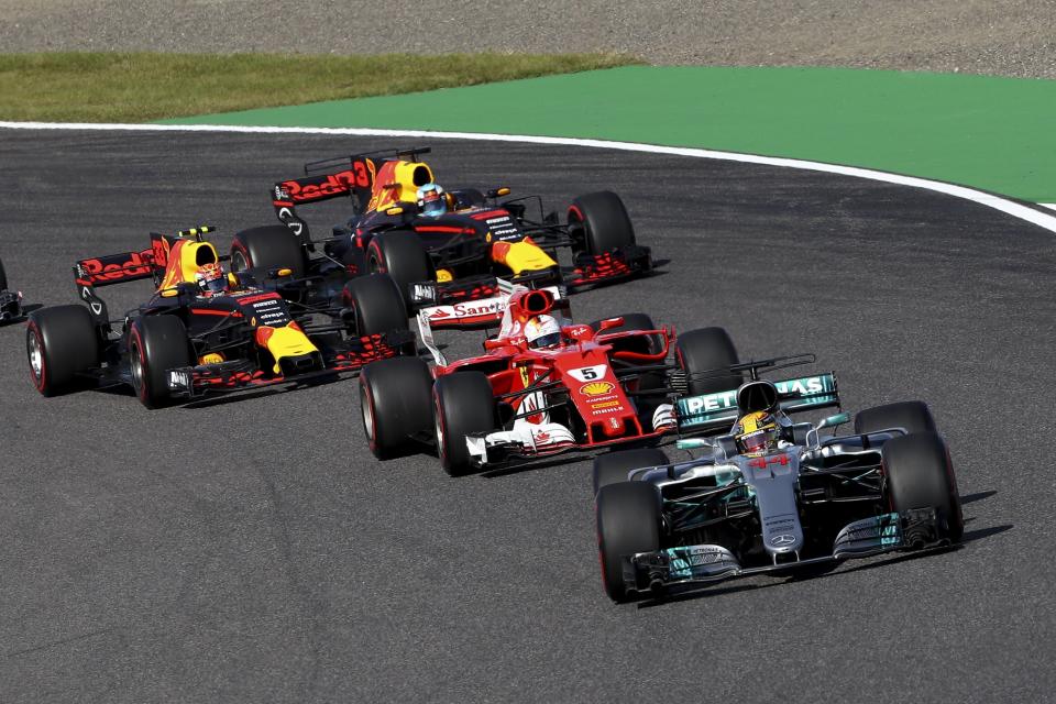 <p>ZSN021. Suzuka (Japan), 08/10/2017.- British Formula One driver Lewis Hamilton of Mercedes AMG GP leads the pack ahead of German Formula One driver Sebastian Vettel of Scuderia Ferrari, Dutch Formula One driver Max Verstappen (back L) of Red Bull Racing and Australian Formula One driver Daniel Ricciardo (back R) of Red Bull Racing at the start of the Japanese Formula One Grand Prix at the Suzuka Circuit in Suzuka, central Japan, 08 October 2017. (Fórmula Uno, Japón) EFE/EPA/DIEGO AZUBEL</p>