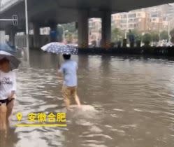 安徽合肥市區，因為連續的強降雨，出現道路淹水的情況。（圖／翻攝自梨視頻）