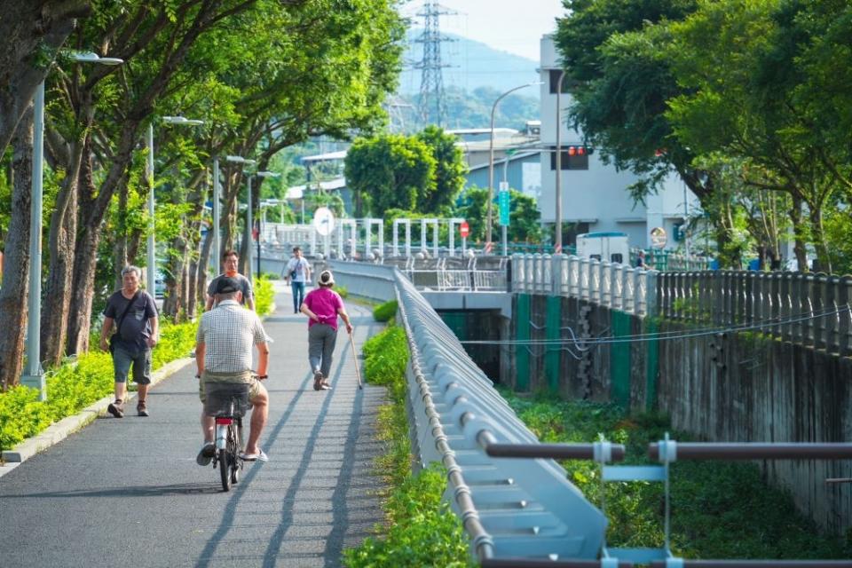 《圖說》水利局透過藤寮坑溝水環境營造計畫，恢復生態環境、增加生物多樣性，也同步改善在地居民休憩空間。〈水利局提供〉