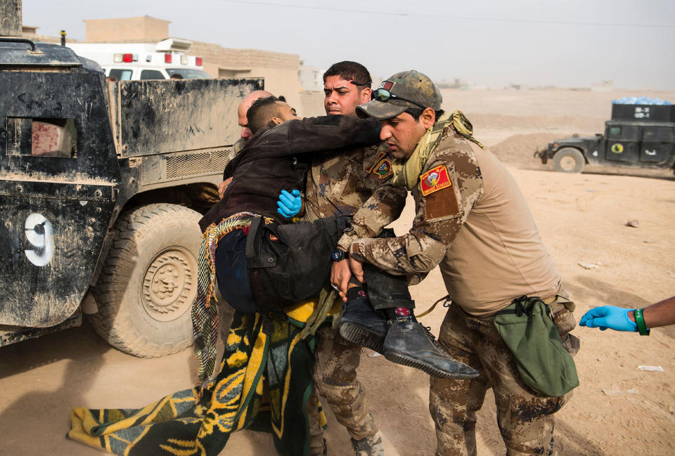 Fierce fighting in Mosul: Iraqi forces battle with Islamic State militants, civilians flee to safety