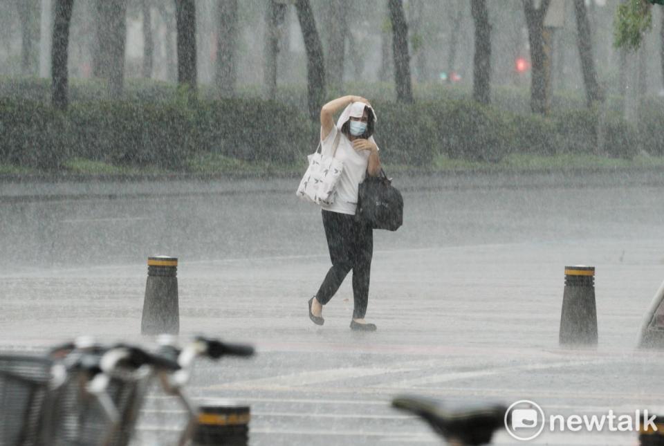 中央氣象局表示，未來一週全台有雨，明天到下週一各地有局部短暫陣雨或雷雨。(示意圖)   圖：張良一/攝（資料照）