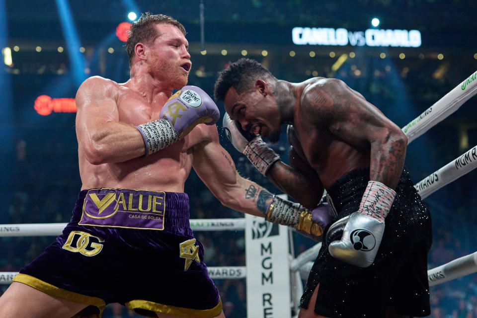  Canelo Alvarez (L) and Jermell Charlo battle in Showtime's September 30 pay-per-view boxing match. . 