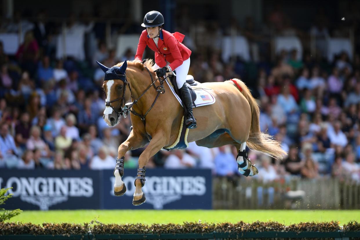 Jessica Springsteen compite en el Hickstead All England Jumping Course en julio de 2019. ((Photo by Mike Hewitt/Getty Images))