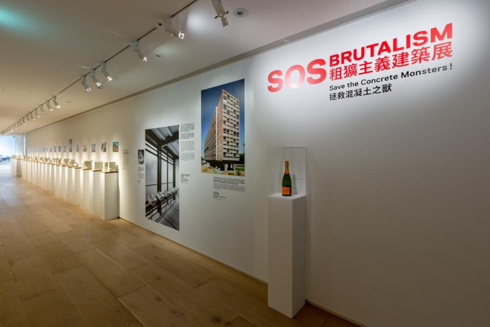 美術館二樓長廊展示了粗獷主義24座混凝土模型 © 忠泰美術館