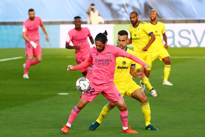 Isco controla un balón frente a Juan Cala durante el partido entre el Real Madrid y el Cádiz