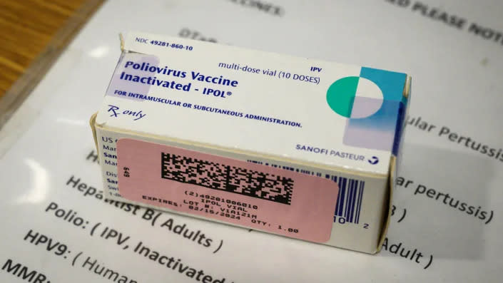 Una caja de vacunas contra la polio en una clínica de salud en Brooklyn, Nueva York (Ed Jones/AFP vía Getty Images)
