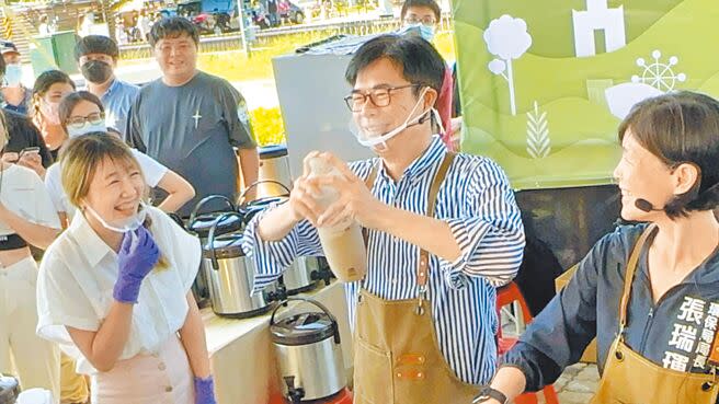 高雄市長陳其邁（中）18日化身一日手搖飲店長，宣傳禁用塑膠杯政策。（柯宗緯攝）