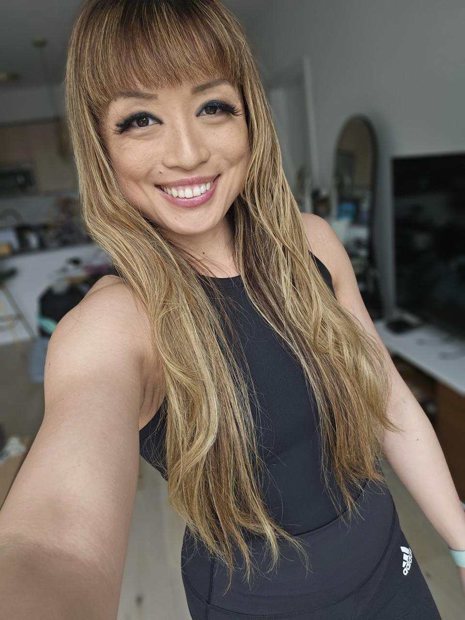 <p>Galaxy S23 Plus camera sample: A smiling woman with long blonde hair in a living room, with the background slightly blurred.</p>
