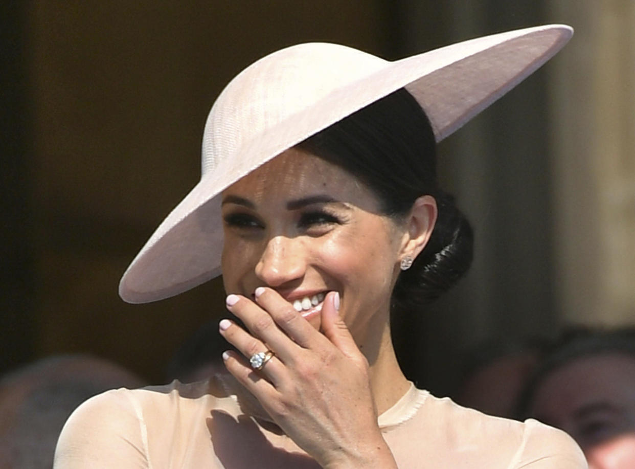 Darüber musste Herzogin Meghan lachen: Eine Biene hatte Prinz Harry bei seiner Rede aus dem Konzept gebracht. (Bild: Dominic Lipinski/Pool Photo/AP Photo)