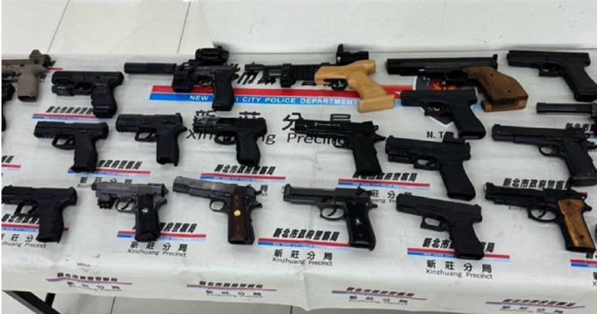 警方當場查扣華瑟WALTHER改造手槍1枝、模擬槍1枝、改造子彈6顆以及待驗的空氣槍25枝。（圖／翻攝畫面）