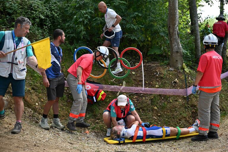 Loana Lecomte es ayudada por personal médico durante el cross country femenino de ciclismo de montaña en los Juegos Olímpicos de París 2024