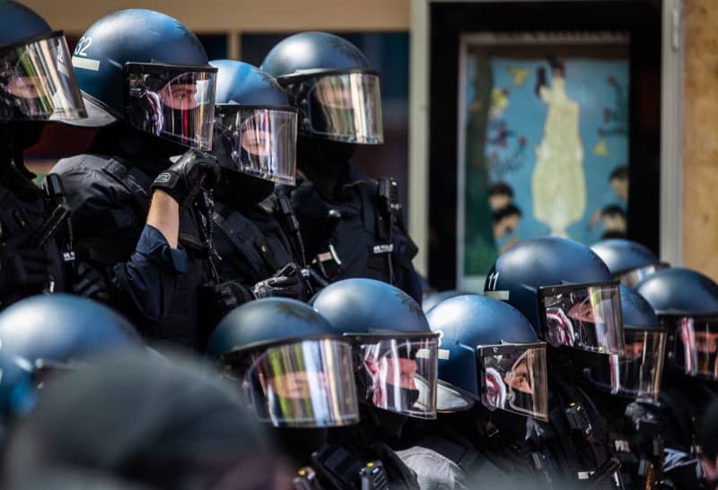 Police units clash with demonstrators during the Revolutionary May Day demonstration in Stuttgart city center. Christoph Schmidt/dpa