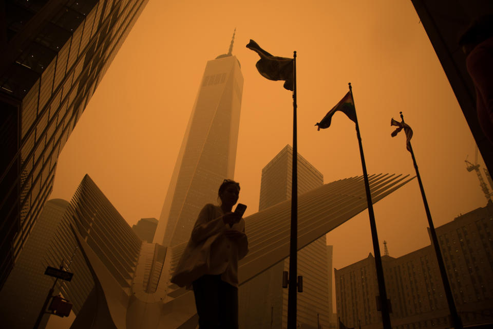 Imagen del cielo color ocre y totalmente opacado en Nueva York.