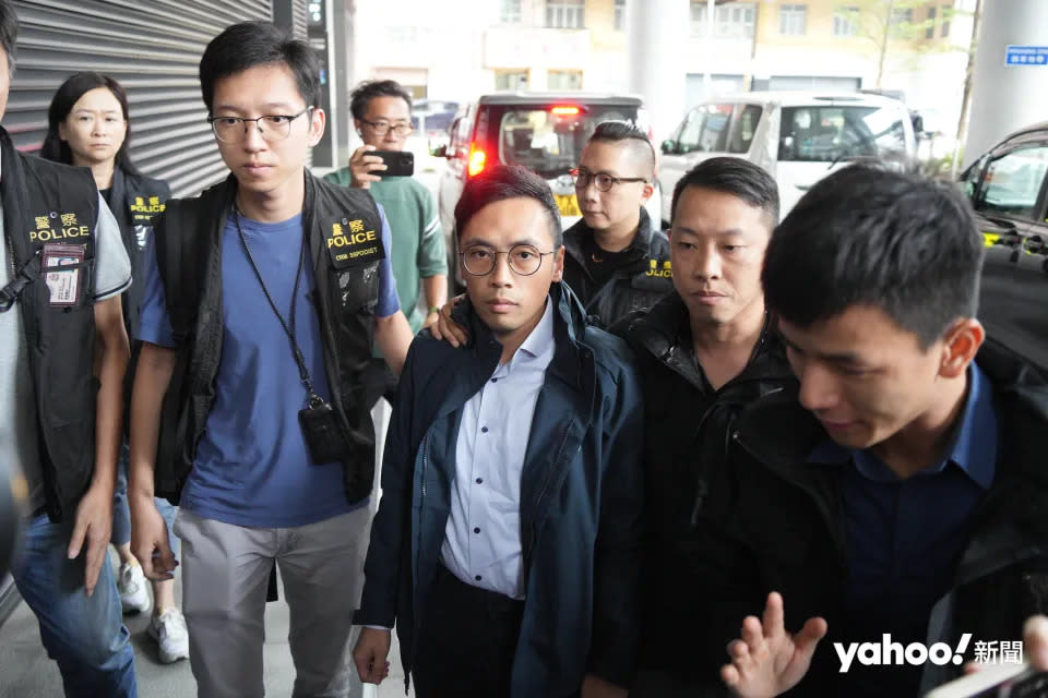 2023 年 10 月，前旺角南區議員朱江瑋被指涉嫌未經註冊而推銷強積金計劃被捕，數日後趙柱幫（圖中央）等四人亦分別涉嫌串謀欺詐及欺詐罪被捕。