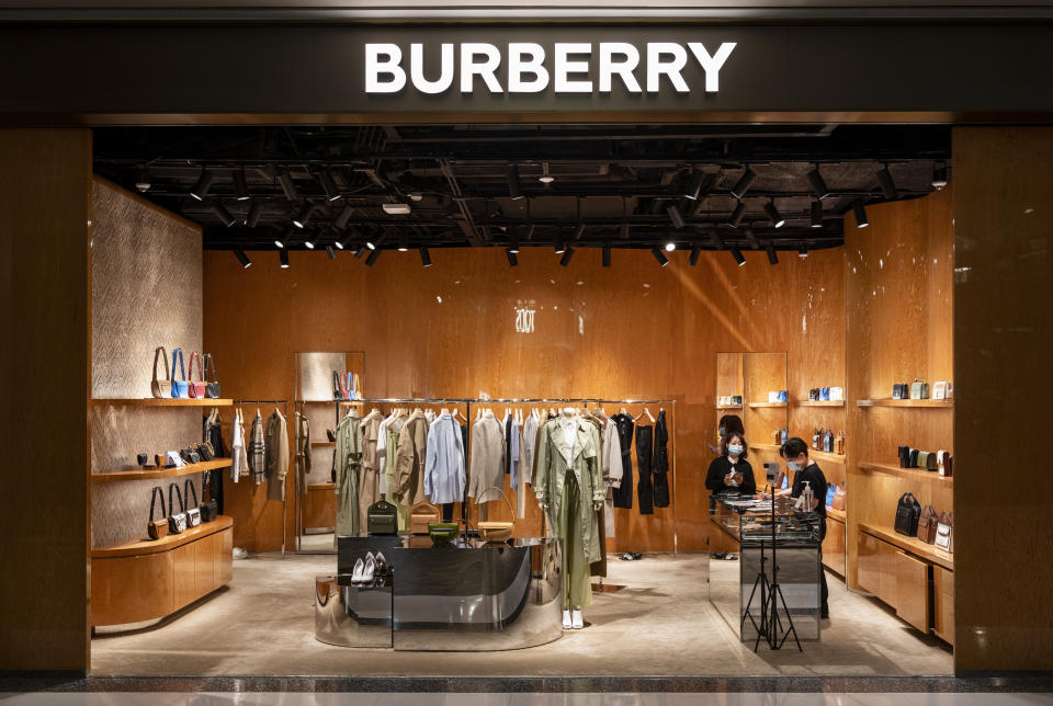 <p>Según el informe BrandZ elaborado por la consultora Kantar con datos de 2021, la marca británica de moda y complementos Burberry es la décima más valiosa del sector del lujo. Su valor alcanza los 3.300 millones de euros. (Foto: Budrul Chukrut / SOPA Images / LightRocket / Getty Images).</p> 