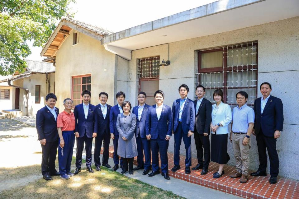 自民黨青年局訪團在台灣眷村文化園區。   圖：高雄市行政暨國際處/提供