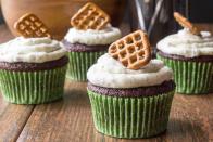 <p>Ah, beer. It’s a must-have for any Super Bowl party, and these cupcakes are basically the closest thing you’ll get to lining up at the concession stand at the actual game.</p><p><a href="https://www.stetted.com/beer-pretzel-cupcakes/" rel="nofollow noopener" target="_blank" data-ylk="slk:Recipe from Stetted" class="link "><em>Recipe from Stetted</em></a></p>