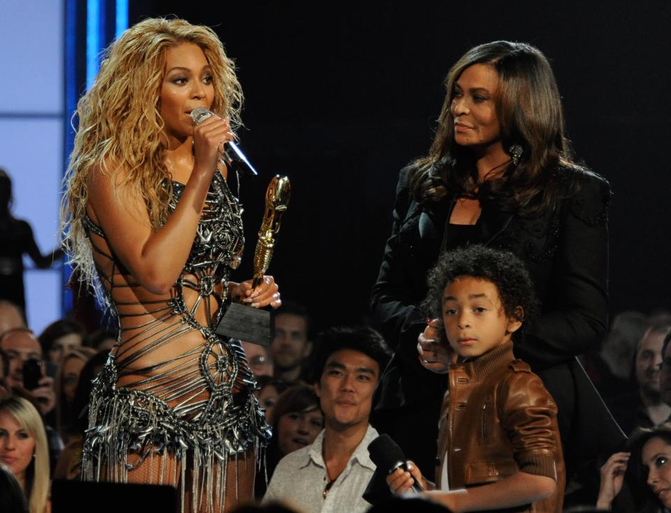 LAS VEGAS, NV - MAY 22:  Singer Beyonce Knowles (L) accepts the Millennium Award from her mother Tina Knowles and nephew Daniel Julez Smith Jr. during the 2011 Billboard Music Awards at the MGM Grand Garden Arena May 22, 2011 in Las Vegas, Nevada.  (Photo by Ethan Miller/Getty Images for ABC)