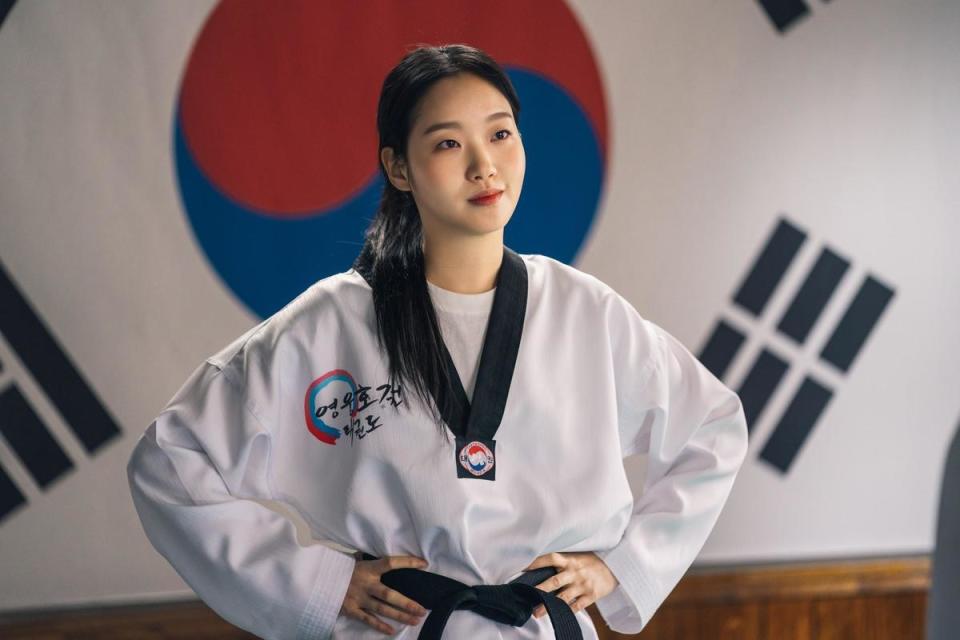金高銀在劇中一人分飾兩角，在大韓民國是擁有黑帶的重案組刑警。（Netflix提供）