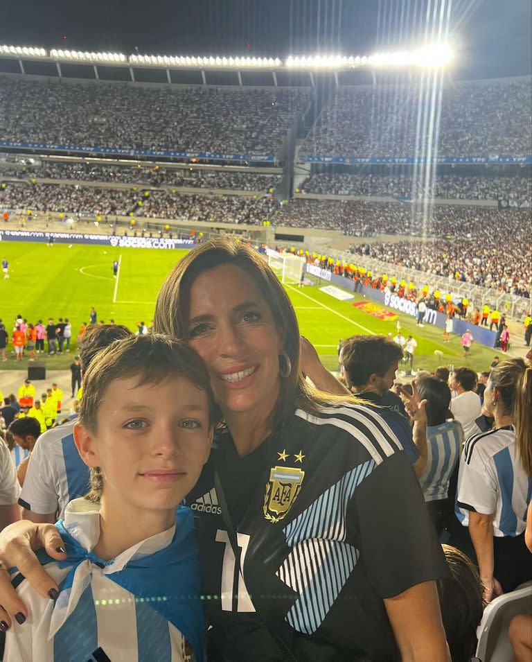 Sandra Borghi  junto a Valentín en el Monumental durante el encuentro de la selección argentina contra Panamá