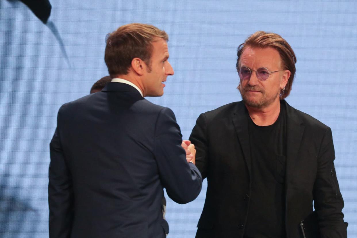 Le chanteur Bono et le président Emmanuel Macon en 2019 à Lyon. - Ludovic MARIN / AFP