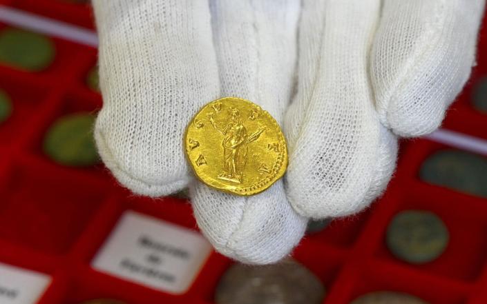 A gold coin of Faustina (Emperess - 2nd century), part of 27.500 archeological items in Metz, eastern France, seized by customs officers - JEAN-CHRISTOPHE VERHAEGEN/AFP