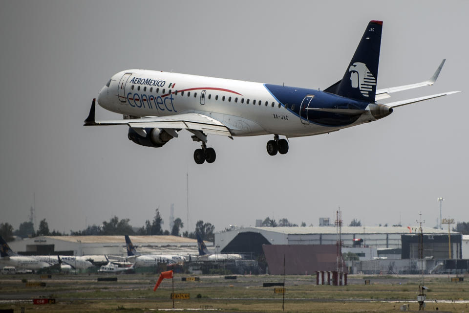 Un avión de Aeroméxico aterrizando en el Aeropuerto Internacional Benito Juarez de Ciudad de México. (Foto: PEDRO PARDO/AFP via Getty Images)