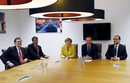 (L-R) Spain's Prime Minister Mariano Rajoy, Italian counterpart Matteo Renzi, Germany's Chancellor Angela Merkel, Britain's Prime Minister David Cameron and France's President Francois Hollande attend a meeting during a European Union leaders summit on migration in Brussels, Belgium, March 18, 2016. REUTERS/Francois Lenoir