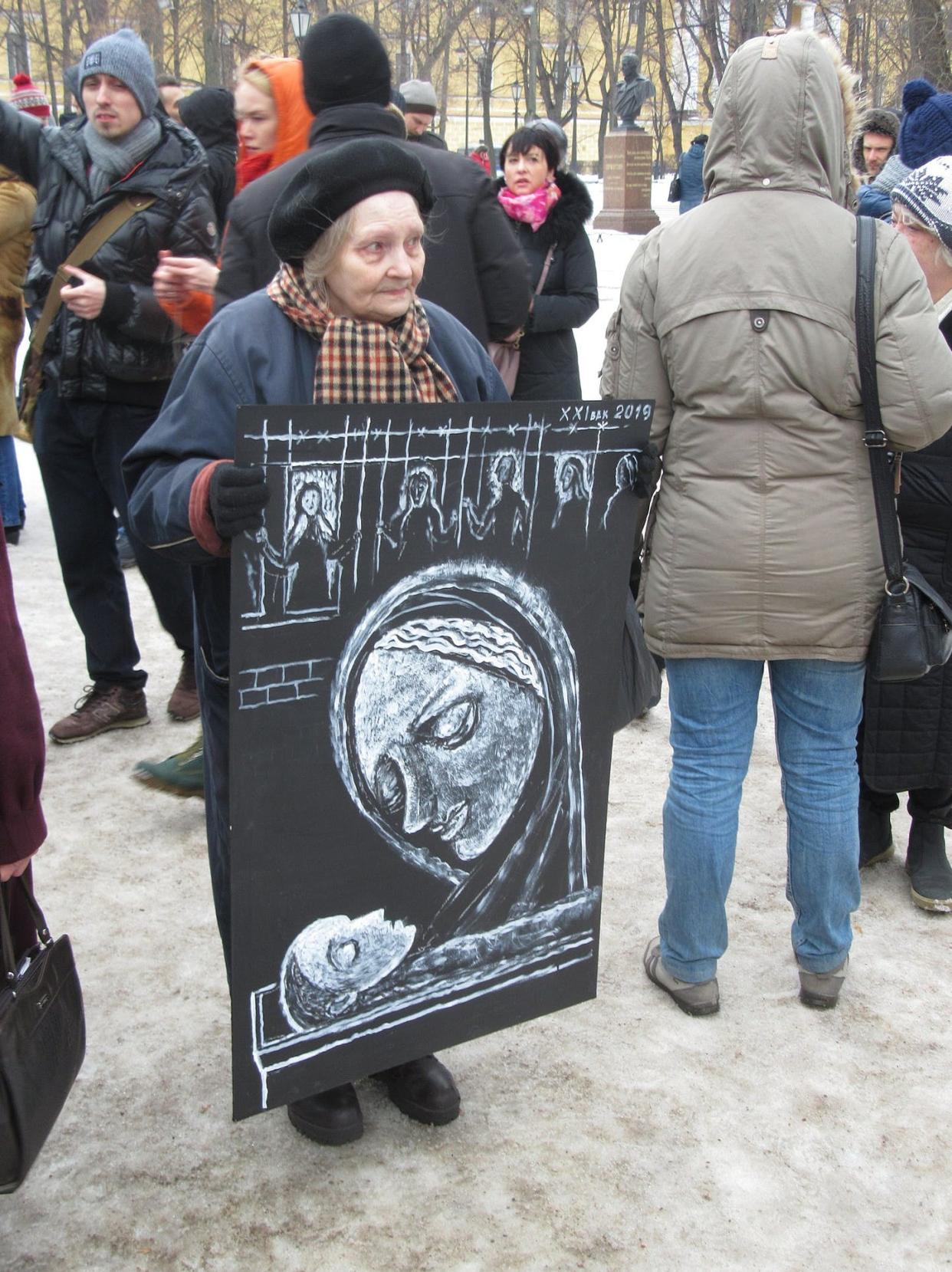 <span class="caption">Yelena Osipova en una protesta en San Petersburgo en 2019. Osipova, conocida activista rusa, fue detenida a principios de marzo por protestar contra la invasión de Ucrania.</span> <span class="attribution"><a class="link " href="https://commons.wikimedia.org/wiki/File:Mothers%27_rally._St._Petersburg,_2019-02-10_IMG_3436.jpg" rel="nofollow noopener" target="_blank" data-ylk="slk:Alexei Kouprianov / Wikimedia Commons;elm:context_link;itc:0;sec:content-canvas">Alexei Kouprianov / Wikimedia Commons</a>, <a class="link " href="http://creativecommons.org/licenses/by-sa/4.0/" rel="nofollow noopener" target="_blank" data-ylk="slk:CC BY-SA;elm:context_link;itc:0;sec:content-canvas">CC BY-SA</a></span>