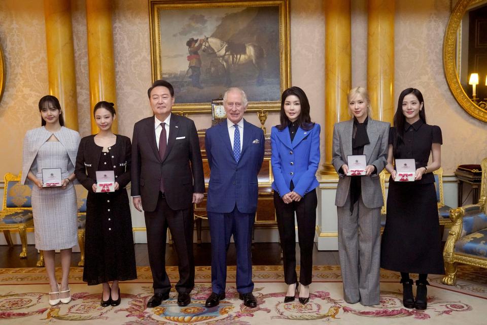 From left: Lisa (Lalisa Manoban), Jennie Kim, South Korea's President Yoon Suk Yeol, King Charles III, first lady of South Korea Kim Keon Hee, Rose (Roseanne Park), and Jisoo Kim pose for a photo at Buckingham Palace Wednesday, Nov. 22, 2023.