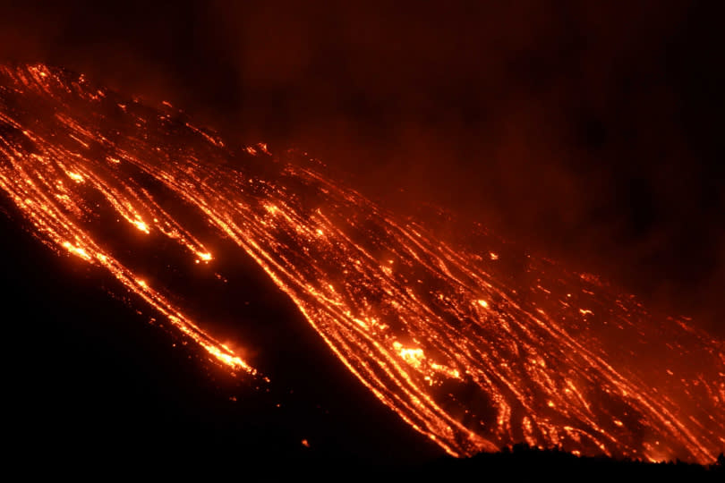 義大利埃特納火山連日來第4度爆發，岩漿噴發場面驚人。（圖／路透社）