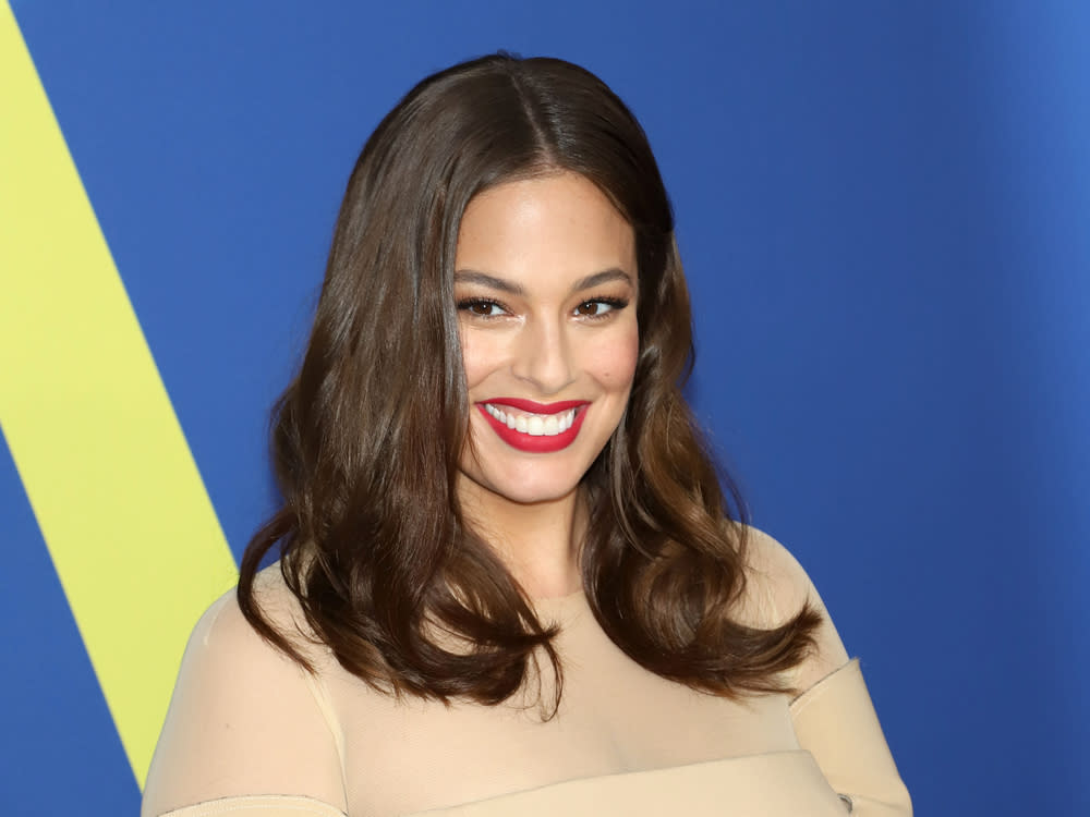 Model Ashley Graham teilt auf Instagram nicht nur die schönen Seiten des Mutterseins. (Bild: JStone/Shutterstock.com)