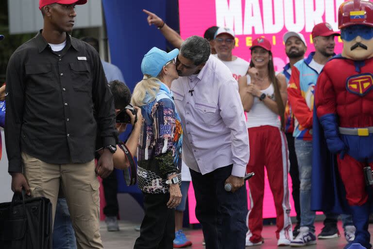 Maduro besa a su esposa, Cilia Flores, durante un acto